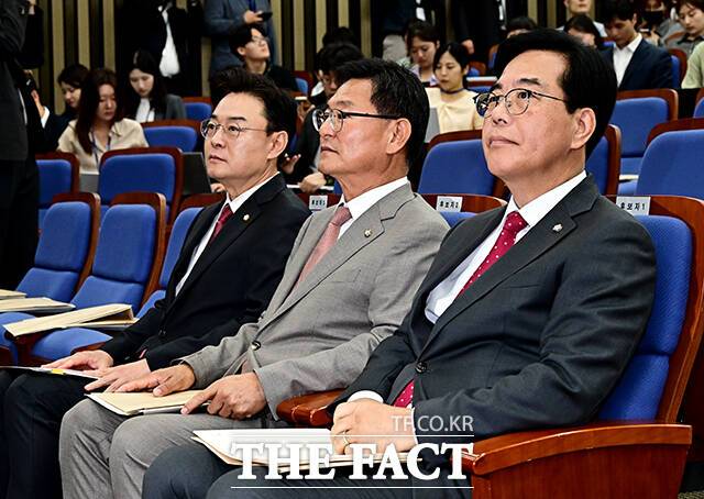 김성원, 이헌승, 송언석 국민의힘 원내대표 후보자가 원내대표 선출 의원총회에 참석하고 있다.