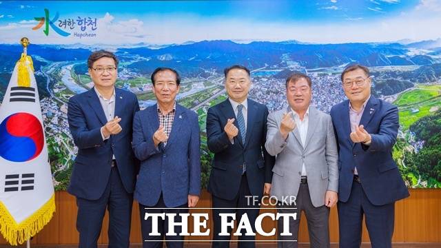 산청·함양·거창·합천 4개 군의 군수들이 ‘제5차 경남서부 4개 군 행정협의회’를 가졌다.(왼쪽부터 진병영 함양군수, 구인모 거창군수, 신성범 국회의원, 이승화 산청군수, 김윤철 합천군수)/합천군