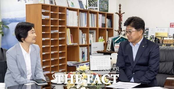 이스란 보건복지부 사회복지정책실장(사진 왼쪽)과 관계자들이 16일 대덕구를 방문해 의료·돌봄 통합지원 시범사업 추진 현황과 성과를 공유하고 오는 2026년 시행 예정인 돌봄통합지원법의 안정적 정착을 위한 제도 개선 방향을 논의했다. /대덕구