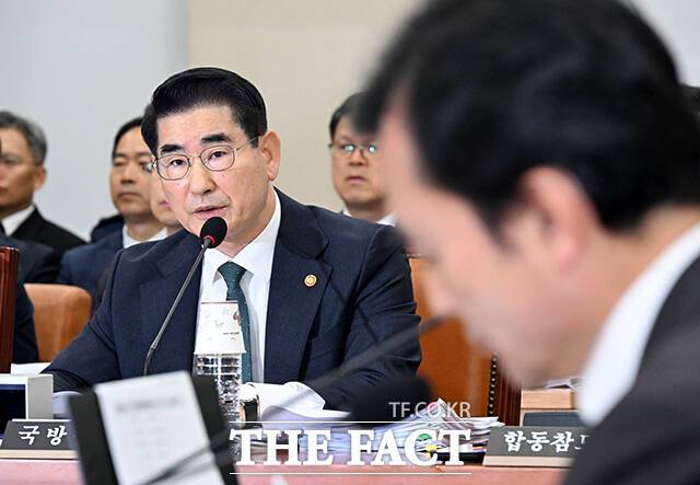 12·3 비상계엄 관련 내란 혐의로 구속된 피고인들이 구속 기간 만료로 잇따라 석방될 것으로 보인다. 법원이 김용현 전 국방부 장관에 대해 조건부 보석을 허가했지만, 김 전 장관을 비롯해 상당수 피고인이 보석 조건을 이행하기보다 구속 기간 만료를 기다려 조건 없는 석방을 선택할 가능성이 크다. 김 전 장관이 지난해 10월 서울 여의도 국회에서 열린 국방위원회의 국방부에 대한 종합 국정감사에 참석해 질의에 답변을 하고 있다. /국회=배정한 기자