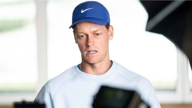 야니크 시너가 16일 개막하는 할레 ATP 500 대회를 앞두고 사전 기자회견을 하고 있다. 사진/ATP 투어