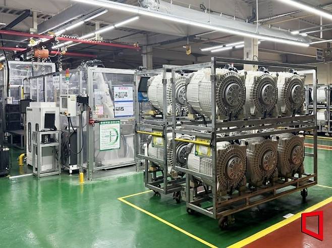 신성델타테크의 세탁기 생산라인에 드럼 세탁기의 '터브 어셈블리'가 조립을 마친 상태로 정렬돼 있다. 사람이 50가지 부품 유무를 일일이 검사해야 했지만, 이제 인공지능(AI) 기술로 소음 측정까지 처리할 수 있다. 장희준 기자