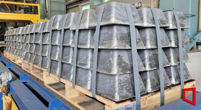 고려아연이 생산하는 전략광물 중 하나인 안티모니 괴가 적재된 모습. 심성아 기자