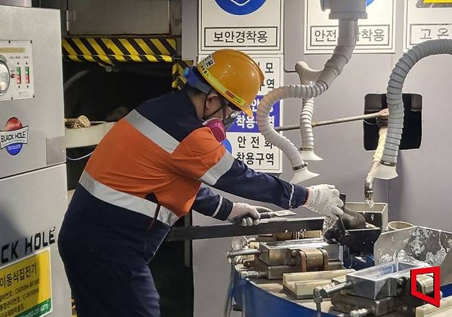 지난 11일 고려아연 온산제련소 인듐 공장에서 한 직원이 액체 상태의 인듐을 주조하고 있다. 이렇게 만들어진 인듐 괴 하나는 5kg으로, 시세로 약 250만원이다. 심성아 기자.