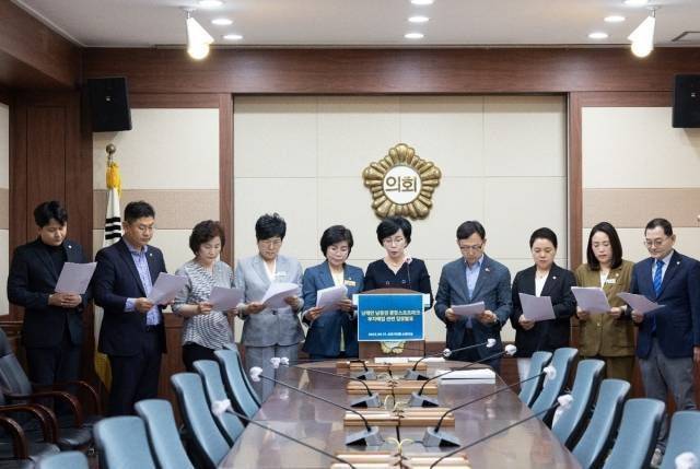 순천시의 공유재산 취득 반대해 나선 12명 시의원들. 순천시의회 제공