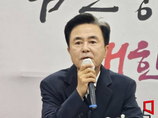 김태흠 충남지사가 부여군을 방문해 가진 지역 언로인 간담회에서 인사말을 하고있다./이병렬기자