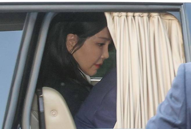 윤석열 전 대통령의 부인 김건희 여사가 지난 4월 11일 서울 용산구 한남동 관저를 나와 서초동 사저로 향하고 있다. 연합뉴스