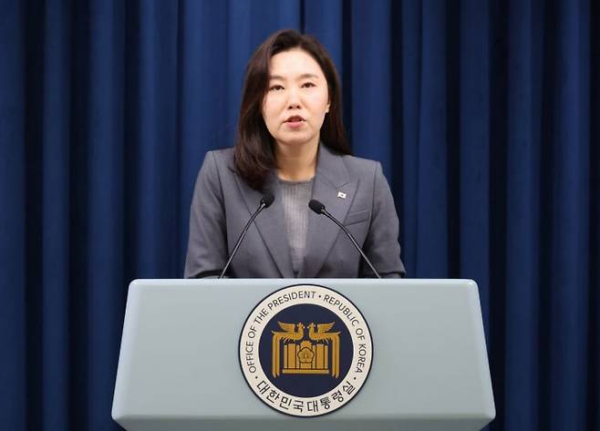 강유정 대통령실 대변인이 16일 용산 대통령실에서 국민추천제 등 현안 관련 설명을 하고 있다. 연합뉴스