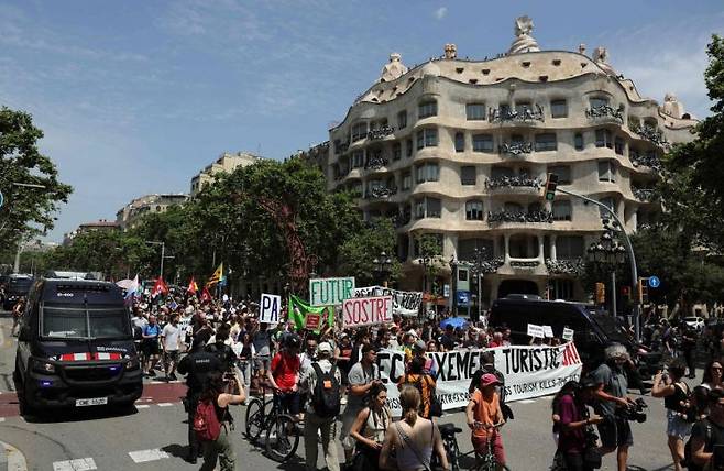 15일(현지 시간) 스페인 마요르카 섬에서 오버투어리즘에 반대하는 시위가 열리고 있다. AFP·연합뉴스