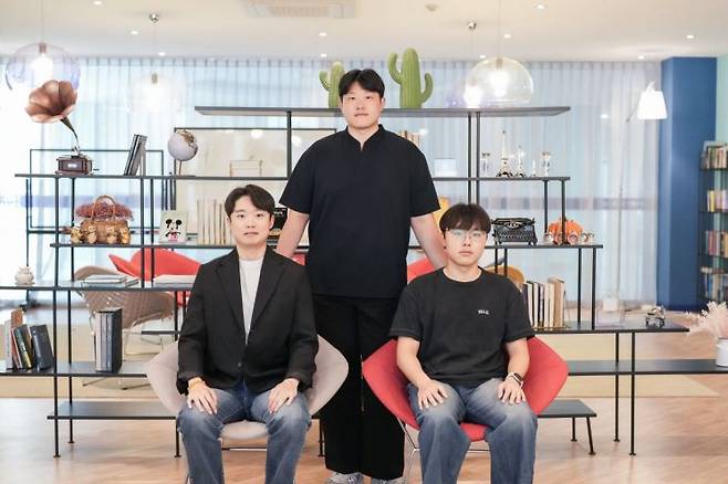 연구진 (좌측부터) 황정욱 연구원(제1저자), 이진훈 박사, 이건호 연구원(제1저자). UNIST 제공