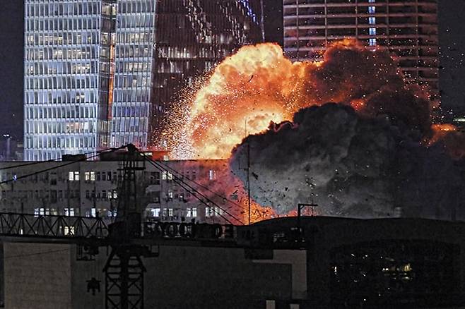 아이언돔 뚫렸다·… 이란 미사일, 텔아비브 직격 - 13일 밤 이스라엘 수도 텔아비브 도심 건물에 이란군이 발사한 미사일이 떨어져 폭발이 일어나고 있다. 이스라엘군이 이란 핵시설을 기습 공격하자 이란이 보복 공습을 단행한 것이다. /AP 연합뉴스