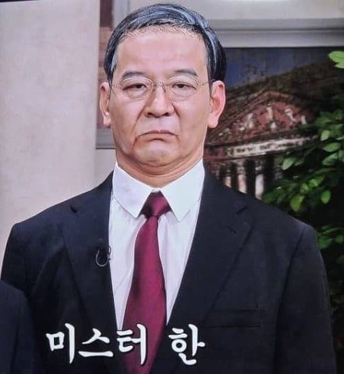 개그맨 정성호가 한덕수 전 총리로 분장하고 연기하는 모습. 입술이 살짝 비대칭인 디테일까지 표현하려고 노력했다. /SNL코리아 영상 캡처