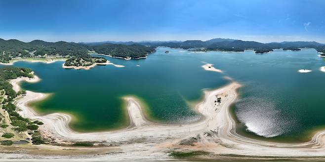 12일 물이 빠진 대전 동구 대청호 명상정원 주변으로 넓은 모래톱이 드러나 있다. /신현종 기자