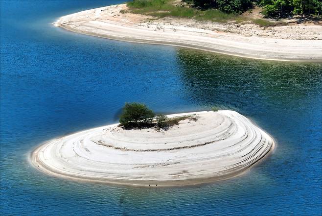 대청호 주변 모래톱은 집중호우나 장마철에는 수면 아래로 잠기지만, 건조한 날씨나 가뭄이 이어지면 높낮이가 있는 지형을 중심으로 다시 모습을 드러낸다. /신현종 기자