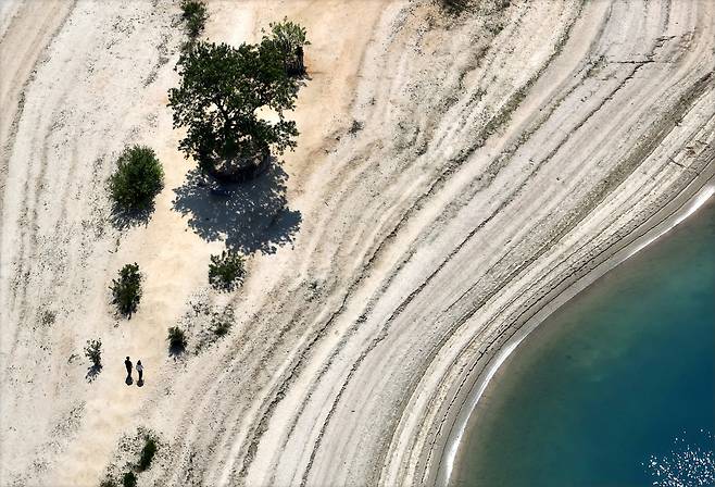강수량에 따라 모습을 달리하는 모래톱이 독특한 볼거리를 제공한다. /신현종 기자