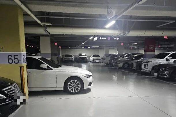 한 아파트 지하 주차장에서 BMW차주가 코너를 막고 주차한 모습./보배드림
