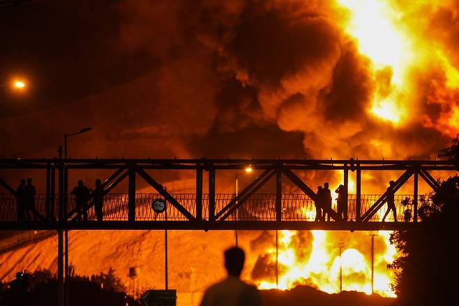 15일(현지시각)이스라엘의 공습을 받은 이란 테헤란의 한 석유 저장소에서 짙은 연기와 불길이 치솟고 있다./UPI 연합뉴스