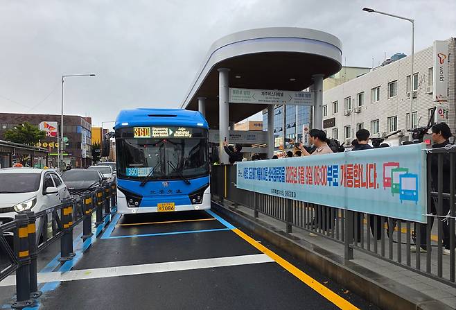 제주도가 추진한 '제주형 간선급행버스체계(BRT) 고급화사업' 서광로 구간이 지난달 9일 본격 개통됐다./연합뉴스