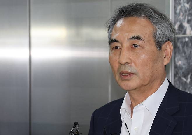 윤석열 전 대통령의 부인 김건희 여사 의혹을 수사할 민중기 특별검사가 16일 서울 서초구 사무실 앞에서 취재진의 질문에 답하고 있다./연합뉴스