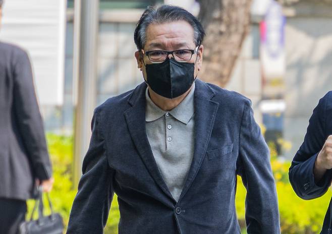 억대 불법 정치자금 수수 혐의로 불구속 기소된 무속인 '건진 법사' 전성배씨가 12일 서울 양천구 서울남부지방법원에서 열린 두 번째 공판에 출석하고 있다. /뉴스1