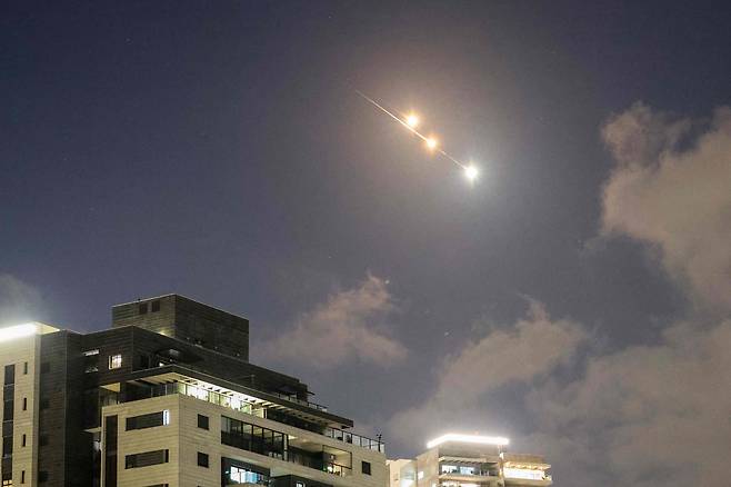 지난 15일(현지 시각) 이스라엘의 소도시 네타냐 상공에서 포착된 미사일. 이스라엘의 이란 폭격 이후 무력 충돌이 격화 중이다./AFP 연합뉴스