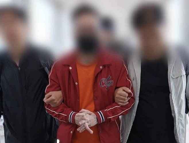 2017년 8월부터 2020년 1월까지 불법 성영상물 사이트를 운영하며 3000건의 음란물을 배포한 혐의 등을 받는 A씨가 에콰도르에서 붙잡혀 국내로 송환되는 모습. /법무부