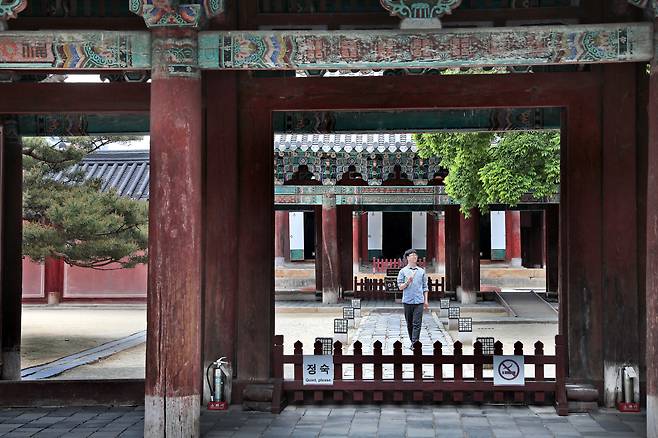 역사 저술가로 활동하는 황윤 작가는 "조선 왕실의 전각인 전주 경기전은 서울 경복궁의 축소판"이라고 했다. 황윤 작가가 경기전 홍살문을 지나 정전으로 향하며 구도에 대해 설명하고 있다. / 주민욱 영상미디어 기자