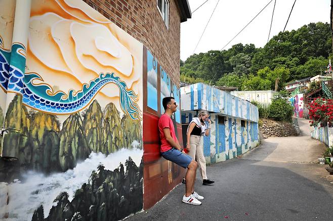 자만·옥류 벽화마을은 외국인 관광객들도 많이 찾는다. / 주민욱 영상미디어 기자