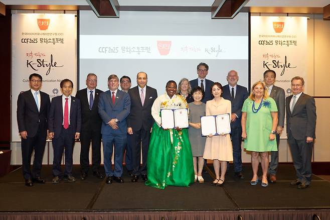 한국이미지커뮤니케이션연구원(CICI)이 6월 12일 그랜드 하얏트 서울, 남산3룸에서 개최한 CCF 2025 문화소통포럼에서 수상자들이 기념 사진을 찍고 있다. /CICI