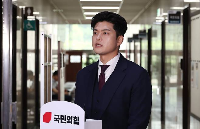 김용태 국민의힘 비상대책위원장이 16일 국회에서 열린 백브리핑에서 입장을 밝히고 있다. /연합뉴스