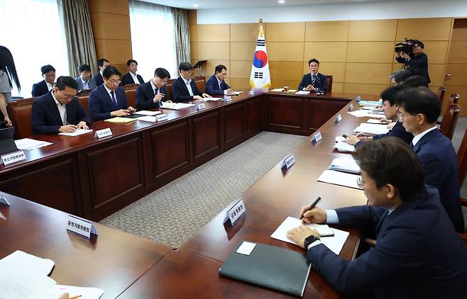 김민석 국무총리 후보자가 16일 오전 서울 종로구 금융감독연수원에 마련된 청문회 준비단 사무실에서 열린 경제·민생분야 부처 업무보고에서 모두발언을 하고 있다. (공동취재) 2025.6.16/뉴스1 ⓒ News1 임세영 기자