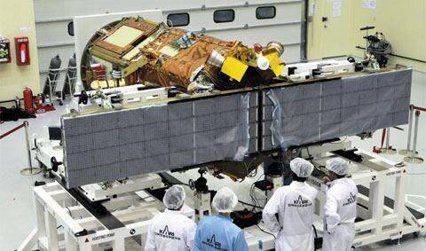 한국항공우주연구원 소속 연구원들이 아리랑위성 5호 몸체에 영상레이더를 장착하는 작업을 하고 있다./조선비즈