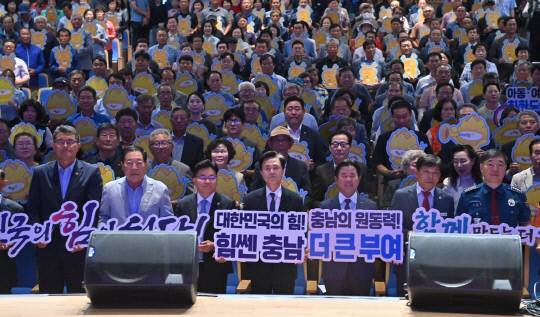 김태흠 지사가 16일 민선8기 4년차 시군 방문 첫 일정으로 부여군을 찾아 언론인 간담회, 도민과의 대화, 스마트팜 정책현장 방문, 청년농과의 간담회 등으로 진행했다. 충남도 제공