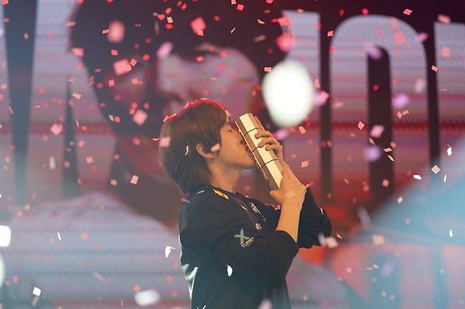 ‘Classic’ 김도우가 15일 서울 삼성 ‘프릭업 스튜디오’에서 진행된 글로벌 스타크래프트 II 리그 ‘2025 GSL(Global Starcraft II League, 이하 GSL) 시즌2’ 결승전에서 승리한 뒤 우승 트로피에 입맞추고 있다. ⓒSOOP