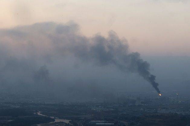 16일(현지시간) 새벽 이란군의 대규모 공습으로 이스라엘 중부 하이파시에서 검은 연기가 피어오르고 있다. ⓒ AFP/연합뉴스