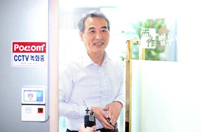 김건희 특검 특별검사에 지명된 민중기 변호사(전 서울중앙지방법원장)이 13일 서울 서초구 소재 법무법인 사무실에서 취재진과 만나 질의응답을 하고 있다. 2025.06.13. 서울=뉴시스