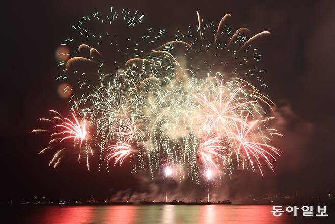 지난해 경북 포항시 북구 영일대해수욕장에서 펼쳐진 국제불꽃축제. 올해는 형산강체육공원 일대로 축제장을 옮겨 포항 도심 밤하늘을 수놓을 예정이다. 포항시 제공