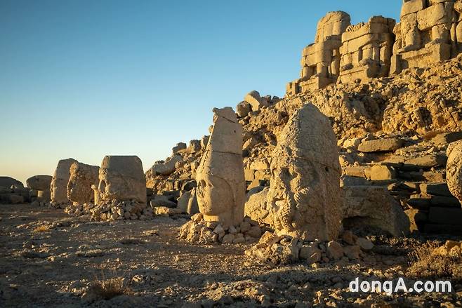 동틀 무렵의 넴루트 산.