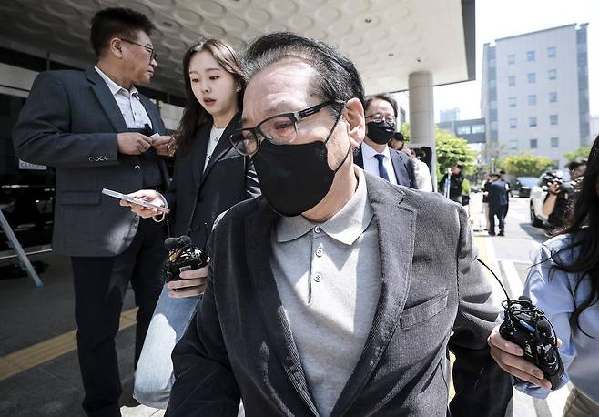 2018년 전국동시지방선거 당시 공천을 대가로 불법 정치자금을 수수한 혐의와 함께 윤석열 전 대통령 부부와의 친분을 과시하며 각종 이권에 개입한 의혹을 받는 무속인 ‘건진법사’ 전성배 씨가 12일 서울 양천구 서울남부지방법원에서 열린 두번째 공판을 마친 뒤 법원을 나서고 있다. 2025.05.12 뉴시스