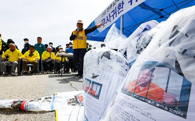 23일 오전 경기 파주시 국립 6.25전쟁납북자기념관 앞에서 납북자가족모임이 주최한 대북전단 살포 기자회견장에 대북전단이 놓여 있다. 2025.04.23 파주=뉴시스