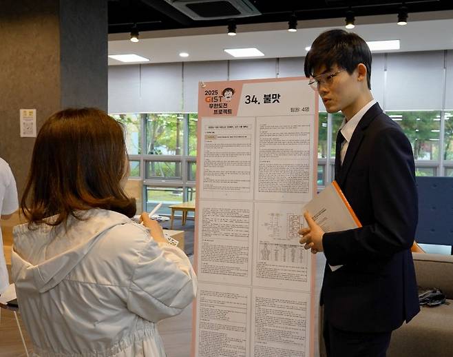 지난달 22일 GIST 기계로봇공학과에 재학 중인 이창현 씨가 액체 로켓 엔진 테스트베드 개발 프로젝트에 대해 설명하고 있다. GIST 제공