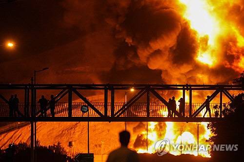 이스라엘의 공습으로 불타는 이란 정유시설. UPI 연합뉴스