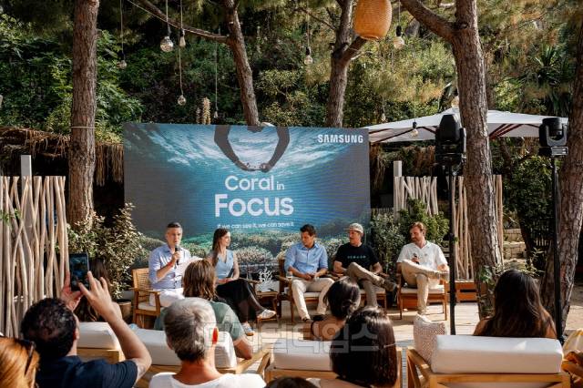 알렉스 히스(사진 왼쪽부터) 에델만 지속가능경영 전략 미국총괄, 캐시 스미스 삼성전자 북미총괄 지속가능경영 담당, 다니엘 왕프레스어트 스크립스 수석연구원, 마이클 스튜어트 시트리 공동설립자,  ？틴 반 덴 보스 다큐멘터리 감독이 11일 프랑스 니스에서 열린 시사회에서 산호초 보호에 대해 의논했다. 삼성전자 뉴스룸 제공
