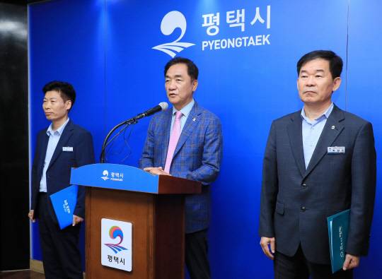 평택국제학교 최종 선정을 발표하는 정장선 평택시장/사진제공=평택시