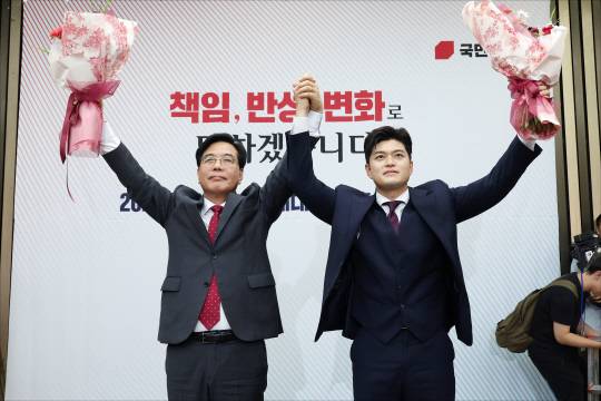 송언석(왼쪽) 국민의힘 신임 원내대표가 16일 원내대표 선출 의원총회가 열린 국회 회의장에서 김용태 비상대책위원장과 기념촬영을 하고 있다. [공동취재]