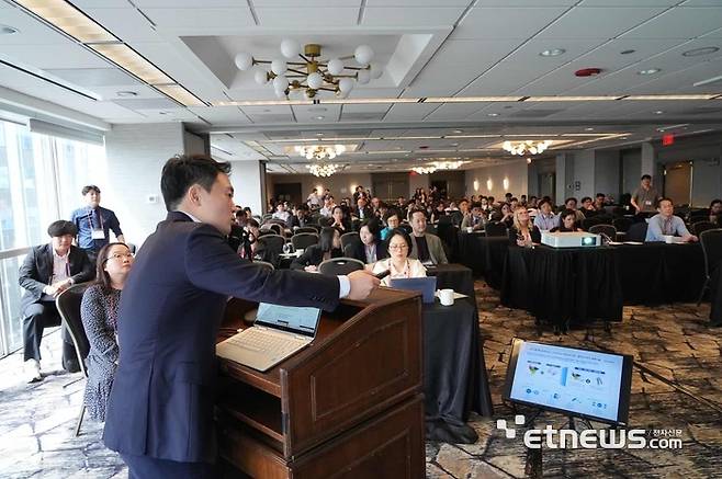 15일(현지시간) 미국 보스턴 윈댐보스턴비콘힐 호텔에서 열린 'K-BioX Summit 7 ABDD in Boston'에서 춘천 바이오기업 관계자가 발표하고 있다.