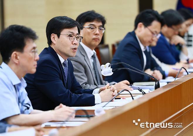 여한구 산업통상자원부 통상교섭본부장이 16일 정부세종청사 산업부 회의실에서 관계자 등이 참석한 가운데 '대미(對美) 협상 TF 출범식'을 주재하고 있다. 산업부 제공