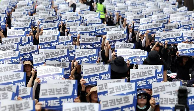 image.png [단독] “시험 보자 ‘애 주눅든다’ 민원… 몰래 녹음에 노이로제 걸릴 지경”