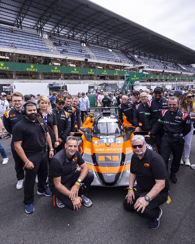 현지시간 14일 르망 24시 대회 진행 전 그리드워크에서 (앞줄 왼쪽)시릴 아비테불 현대모터스포츠법인장 겸 제네시스 마그마 레이싱 총감독, (앞줄 오른쪽)현대차그룹 CDO겸 CCO 루크 동커볼케 사장이 제네시스 마그마 레이싱팀 및 관계자들과 기념촬영하는 모습. 현대자동차그룹 제공