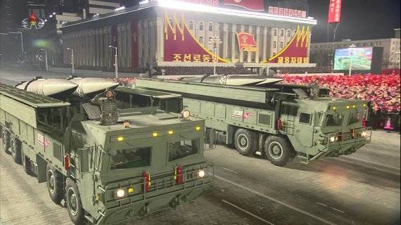 지난 2021년 1월 14일 평양 김일성광장에서 열린 조선노동당 제8차 대회 기념 열병식에서 단거리 탄도미사일 '북한판 이스칸데르' 개량형이 등장하고 있다. 조선중앙TV 캡처